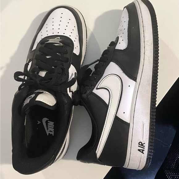 Nike Air Force 1 '07
Chaussure pour homme - Picture 2 of 7